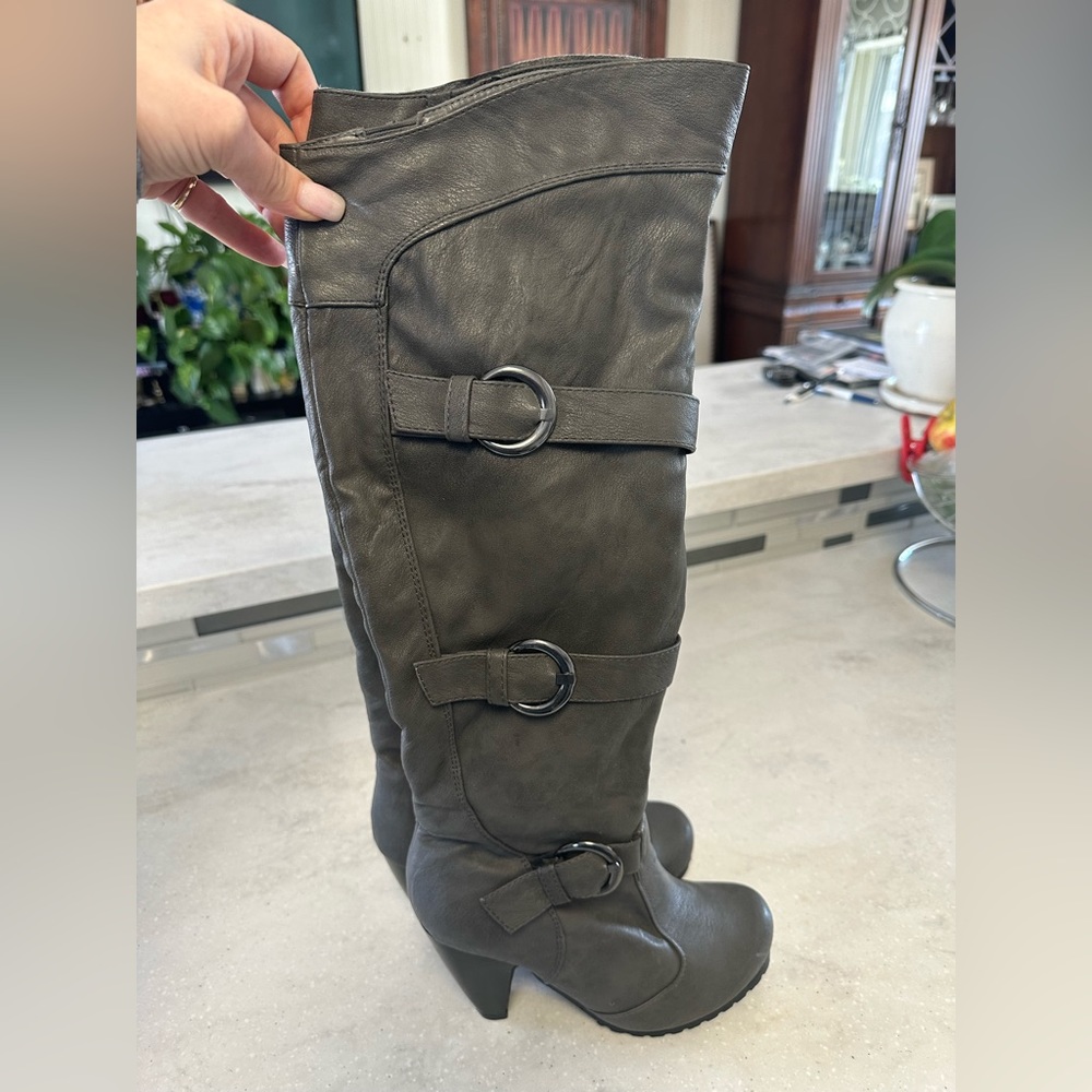 Deblossom Women’s Sashi-2 Knee High Buckle Boots size 7